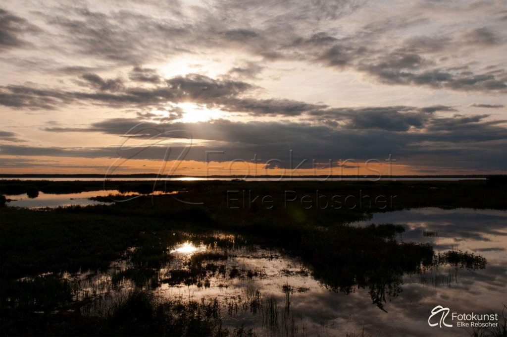 SBlick im Abendlicht bei beginnendem Sonnenuntergang über den Hornborgasjön (Hornborga-See) in Südschweden mit Spiegelungen auf dem Wasser - Querformat