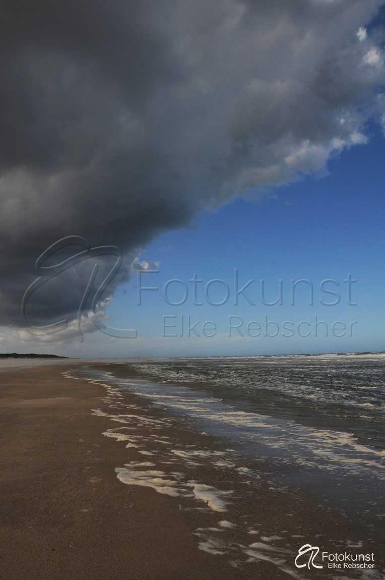 Ostfriesische Insel, Nordsee, Spiekeroog, Strand, Sand, Meer, Wellen, Wasser, dunkle Wolken, bedrohliche Wolken
