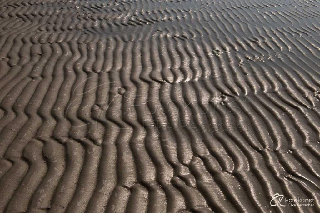 Deutsche Nordseeküste, Nordsee, Nordfriesland, Halbinsel Eidestedt, St. Peter-Ording, Strand, Meer, Urlaub, Urlaubsfeeling, Sommer, Entspannung, genießen, Wasser, Sandmuster, vom Meer geformt, ablaufendes Wasser, Niedrigwasser