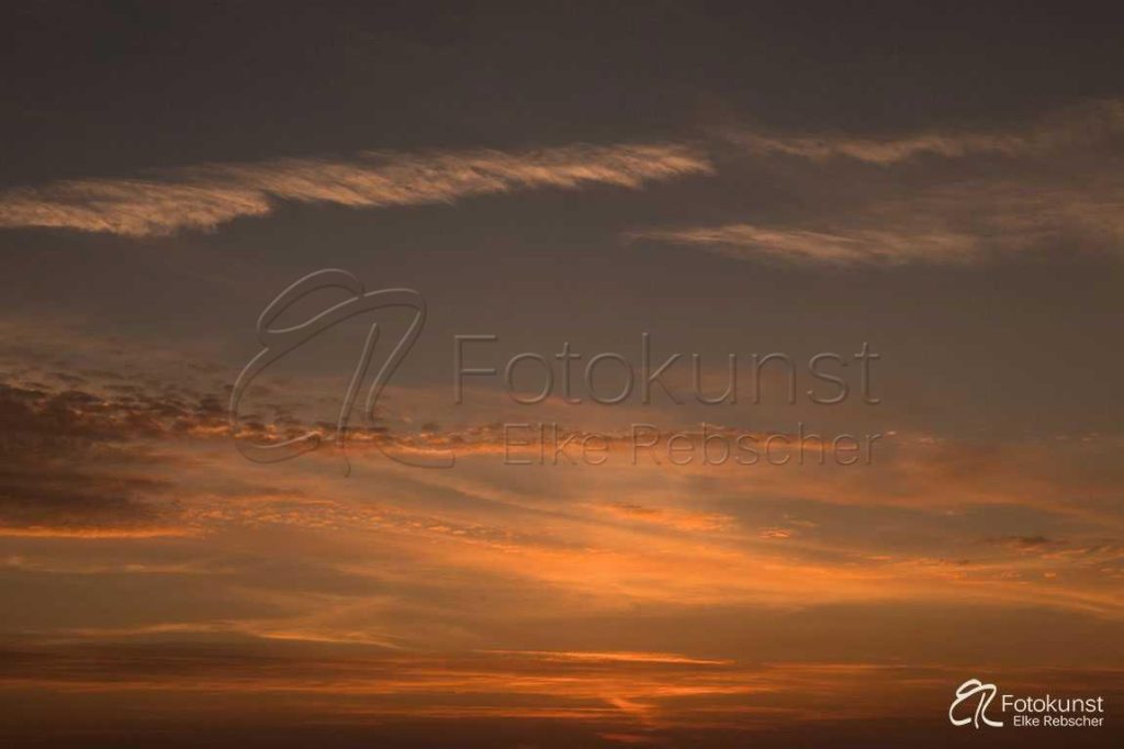 Deutsche Nordseeküste, Nordsee, Nordfriesland, Halbinsel Eiderstedt, St. Peter-Ording, Strand, Meer, Urlaub, Urlaubsfeeling, Sommer, Entspannung, genießen, Wasser, Sonnenuntergang in Ording, roter Himmel, orangefarbener Himmel, Abendhimmel, leuchtender Himmel, Abendstimmung