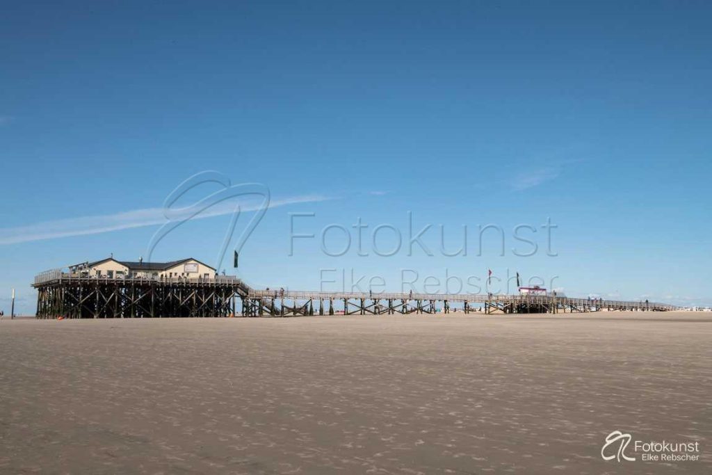 Deutsche Nordseeküste, Nordsee, Nordfriesland, Halbinsel Eidestedt, St. Peter-Ording, Strand, Himmel mit Wolken, Meer, blauer Himmel, Urlaub, Urlaubsfeeling, Sommer, Pfahlbau, Bude 54, Ording, St. Peter-Ording Ording